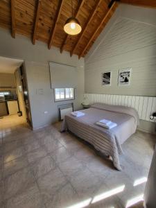um quarto com uma cama grande num quarto em Apart America em Santa Lucía
