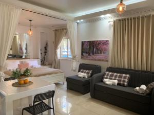 Istumisnurk majutusasutuses Villa Magnolia in Manot