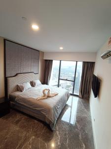 een slaapkamer met een groot bed en een groot raam bij Platinum 2 KLCC NewLuxuryCondo By Langitel with InfinityCityView SwimmingPool in Kuala Lumpur
