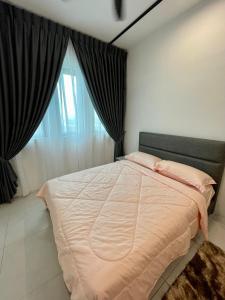 - une chambre avec un grand lit et une fenêtre dans l'établissement Cozy Suite Studio Meritus Residensi Perai, à Perai