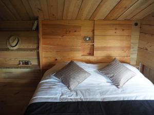 Posteľ alebo postele v izbe v ubytovaní Cabane perchée Les Cabanes de Fallot - sauna bain-froid piscine naturelle