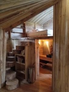 Fotografia z galérie ubytovania Cabane perchée Les Cabanes de Fallot - sauna bain-froid piscine naturelle v destinácii LʼIsle-Bouzon
