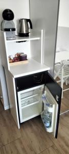 ローマにあるDomus Vatican Holiday'sの白いキッチン(オープン冷蔵庫付)