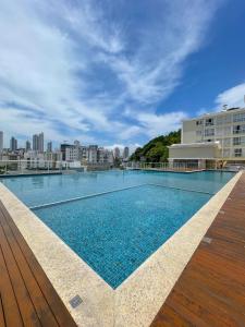 una gran piscina en la parte superior de un edificio en Luxury Alto Padrão, en Balneário Camboriú