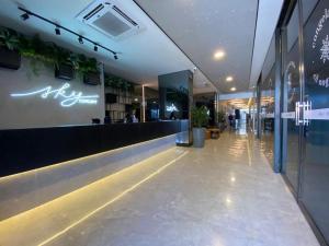 eine Lobby eines Ladens mit einer Bar darin in der Unterkunft Sky Concept 816 in Maceió