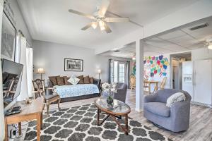 ein Wohnzimmer mit einem Sofa und einem Tisch in der Unterkunft Sunset - Apartment in Perdido Key with Deck! in Pensacola