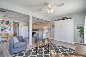 ein Wohnzimmer mit 2 Stühlen und einem Tisch in der Unterkunft Sunset - Apartment in Perdido Key with Deck! in Pensacola
