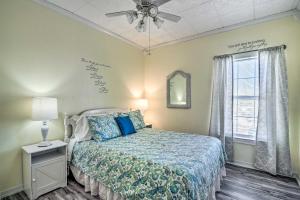 Schlafzimmer mit einem Bett und einem Deckenventilator in der Unterkunft Sunset - Apartment in Perdido Key with Deck! in Pensacola