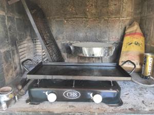 a stove with a pan on top of it at DE PASO PRIMO - con COCHERA sin techar con rejas in Villa María