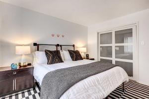 um quarto com uma cama grande e uma janela em Montgomery Condo - Walk to Lake Conroe! em Montgomery