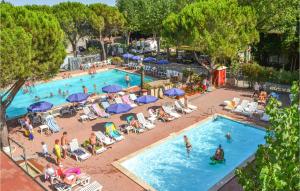uma vista superior de uma piscina num resort em Nice stacaravan In Tuoro Sul Trasimeno With Kitchen em Tuoro sul Trasimeno