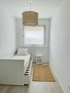 una piccola camera con letto e finestra di Apartment- Roques Daurades Residential a L'Ametlla de Mar