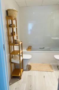 bagno con servizi igienici e lavandino di Apartment- Roques Daurades Residential a L'Ametlla de Mar