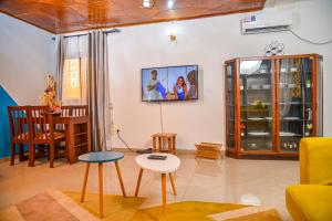 a living room with a table and some chairs at Appartement meublé 2 chambres avec salle de bain - 1 salon - 1e cuisine - La Concorde - Quartier Nkomkana in Yaoundé