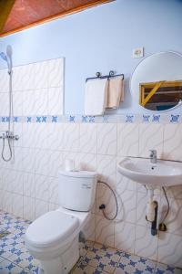 a bathroom with a toilet and a sink at Appartement meublé 2 chambres avec salle de bain - 1 salon - 1e cuisine - La Concorde - Quartier Nkomkana in Yaoundé