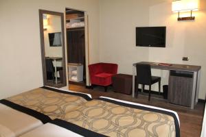 A television and/or entertainment centre at Hotel Mozart