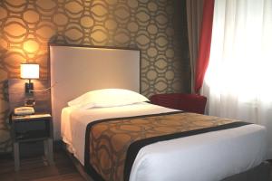 A bed or beds in a room at Hotel Mozart