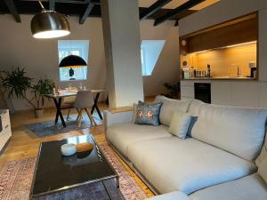 a living room with a couch and a table at VOH SUPER EXKLUSIVES LOFT, ZENTRAL, Smart-TV, Parkplatz in Vohenstrauß