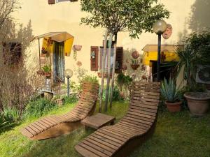 a group of chairs sitting in the grass at Elegante bilocale / Elegant Double Room in Fiesole