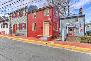 利斯堡的住宿－Townhome in Leesburg Historic District!，一间红色的房子和一座带黄色门的灰色房子