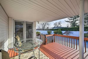 Fotografie z fotogalerie ubytování Quiet Commack Cottage with Pool, 8 Mi to Beach! v destinaci Commack