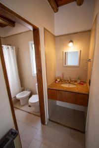ゴドイ・クルスにあるGran Dúplex 4のバスルーム(洗面台、トイレ、鏡付)