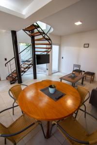 ゴドイ・クルスにあるGran Dúplex 4の木製のテーブルと椅子、螺旋階段が備わる客室です。
