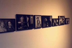 een rij foto's aan een muur bij Appartement 4 chambres à Liège in Luik