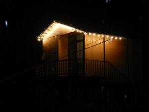 een gebouw met 's nachts verlichting bij Cottage house in K'eda