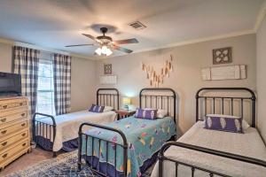 1 Schlafzimmer mit 2 Betten und einem Deckenventilator in der Unterkunft Waterfront Louisiana Vacation Rental with Dock! in Alliance