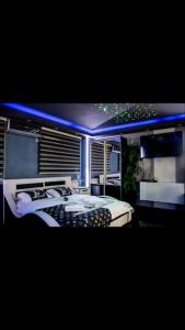 um quarto com uma cama com iluminação azul em Spa Apartment em Belgrado
