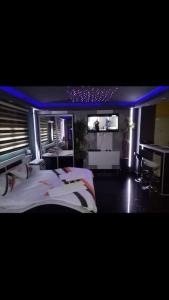 um quarto com 2 camas e uma televisão de ecrã plano em Spa Apartment em Belgrado