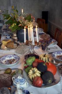 una mesa con platos de comida y velas. en Historisches Bauernhaus Fehmarn en Strukkamp auf Fehmarn