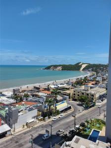 una vista aérea de la ciudad y el océano en Flat Suite Natal, en Natal