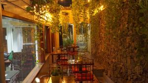 汕埠的住宿－Hotel Casa del Arbol，一间在房间内配有桌椅的餐厅