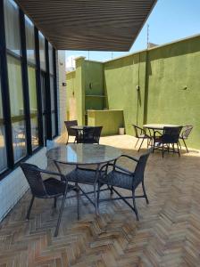 un grupo de mesas y sillas en un patio en Flat Suite Natal, en Natal