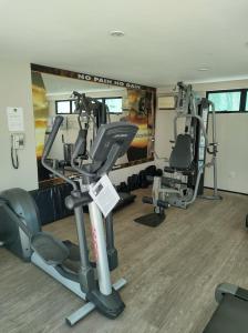un gimnasio con dos cintas de correr y dos máquinas de correr en Flat Suite Natal, en Natal