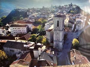 una vista aerea di una città con torre di B & B L'ABBRACCIO ad Agnone