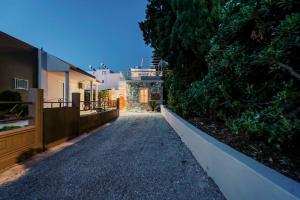 une route menant à une maison avec un bâtiment dans l'établissement Myrovolos luxury Eneida's house, à Ialyssos