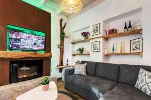 un salon avec un canapé et une télévision dans l'établissement Myrovolos luxury Eneida's house, à Ialyssos