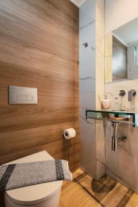 une salle de bains avec toilettes et lavabo dans l'établissement Myrovolos luxury Eneida's house, à Ialyssos