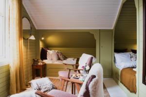 En eller flere senger på et rom på Fjærland Fjordstove Hotell - Huseby Hotelldrift AS