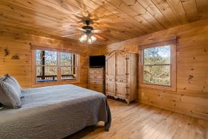 a bedroom with a bed and a ceiling fan at Casa nel Bosco in Blue Ridge