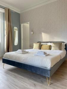 ローマにあるSan Pietro Rooms 84のベッドルーム1室(大型ベッド1台付)