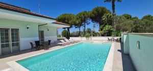 een zwembad in de achtertuin van een huis bij Villa Vimade con Piscina Privata in Marina di Mancaversa