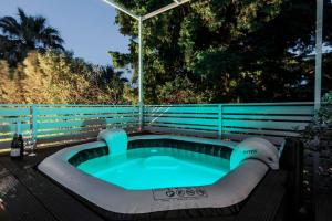 einen Pool mit Whirlpool im Hinterhof in der Unterkunft Myrovolos luxury Angie's house in Ialyssos