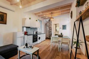 une cuisine et un salon avec une table et un canapé dans l'établissement Myrovolos luxury Angie's house, à Ialyssos