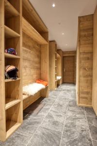um corredor com prateleiras de madeira num quarto em Magnifique appartement dans luxueux chalet - ARAVIS em Crest-Voland