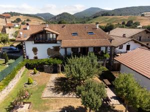 an aerial view of a house with a yard at Casa rural ALBIRENA in Arraiz-Orquín