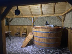 um grande quarto de madeira com um grande barril de madeira em Pensiunea Ramona em Viscri